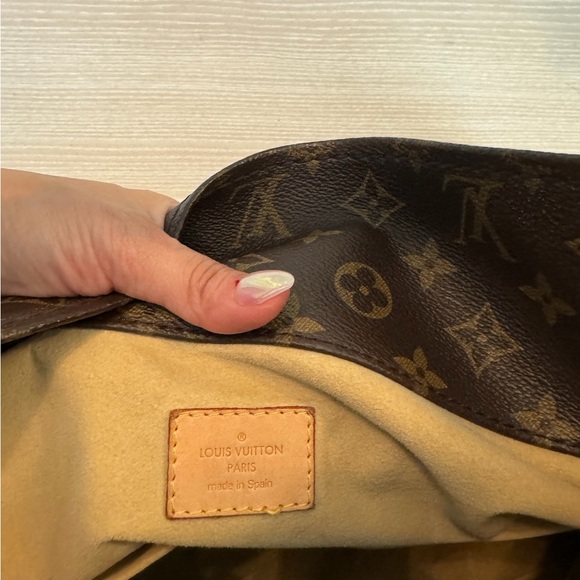 Louis Vuitton Monogram Artsy MM - Picture 3 of 6